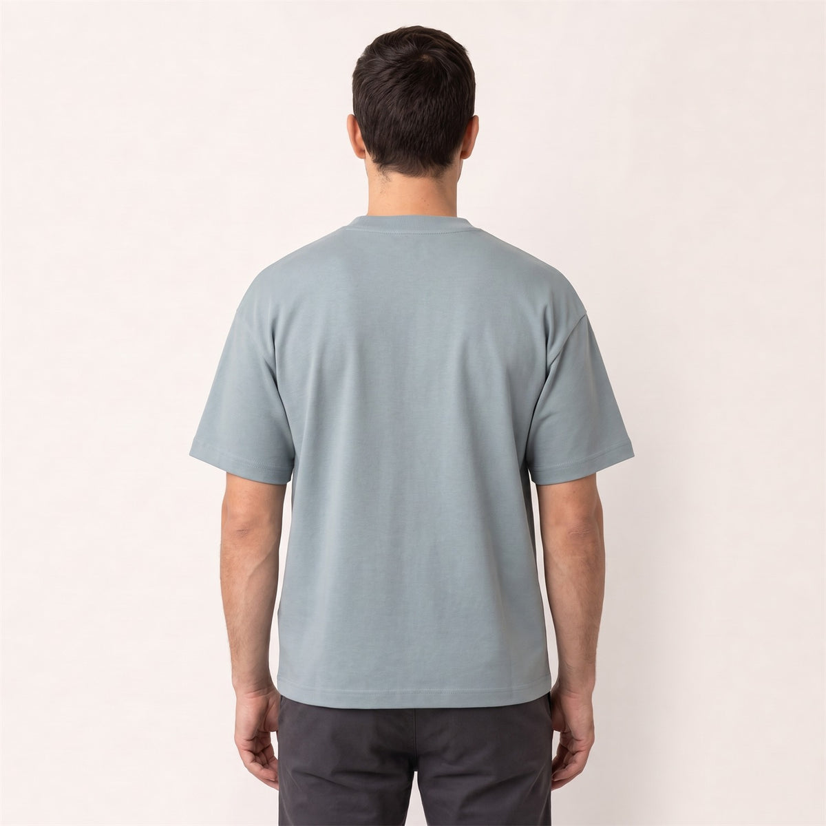 Ultra Heavy Unisex T-Shirt in Pebble Blue – Rückansicht am Mann (AI-modifiziert)