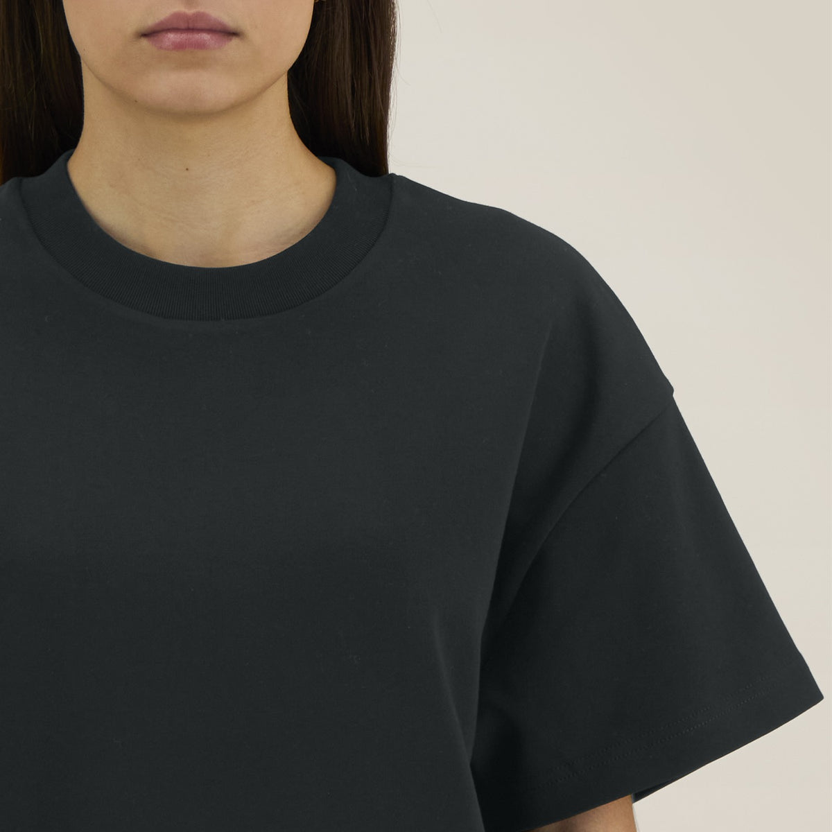 Detail: Rippkragen und tiefe Schulter, Ultra Heavy T-Shirt Schwarz