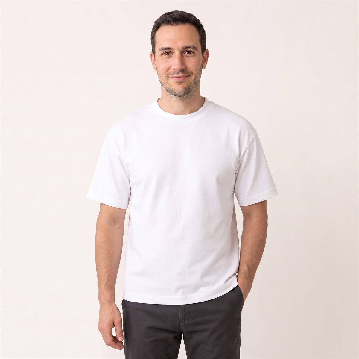 Ultra Heavy Unisex T-Shirt in Weiß – Vorderansicht am Mann (AI-modifiziert)