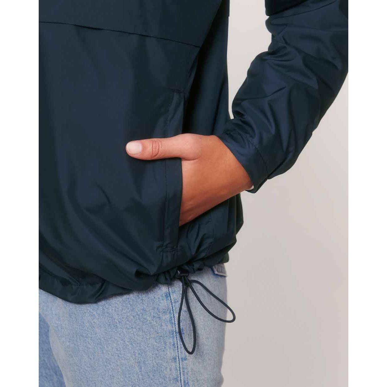 nachhaltige-ueberzieh-regenjacke-recycelt-navy_10
