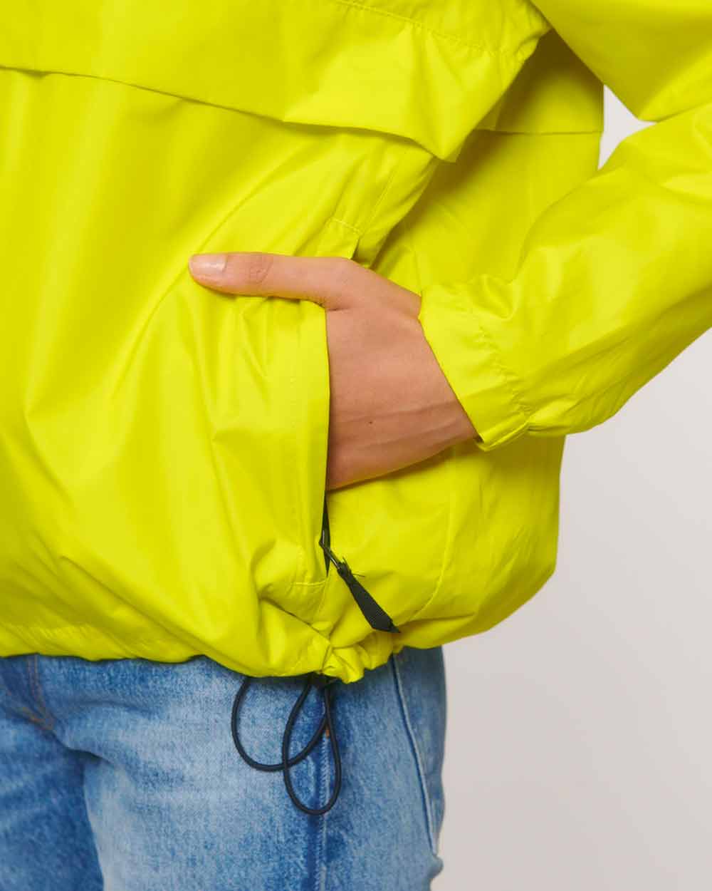 nachhaltige-ueberzieh-regenjacke-recycelt-lime_flash_08