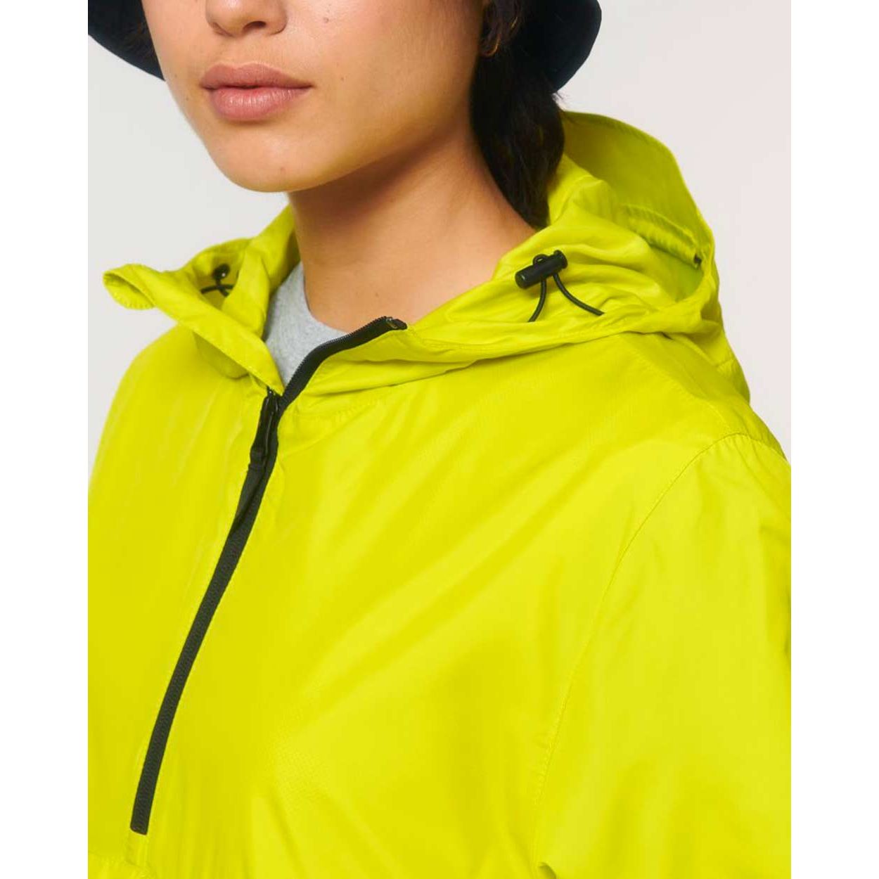 nachhaltige-ueberzieh-regenjacke-recycelt-lime_flash_07