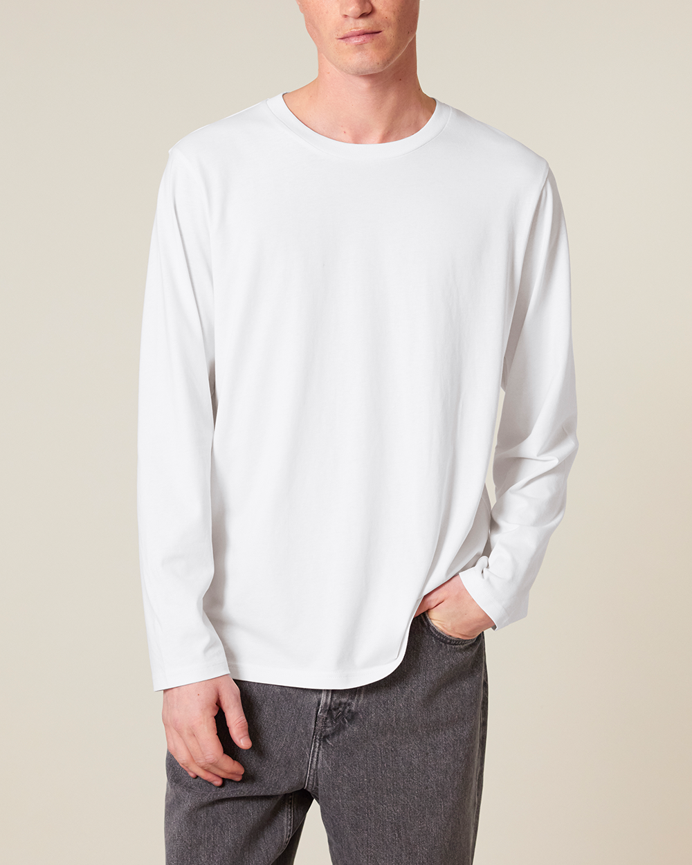 Unisex-Basic-Longsleeve-YTWOO-100-Bio-Baumwolle-Eco-Fair-Produziert-Nachhaltig-WHITE-STUDIO-FRONT