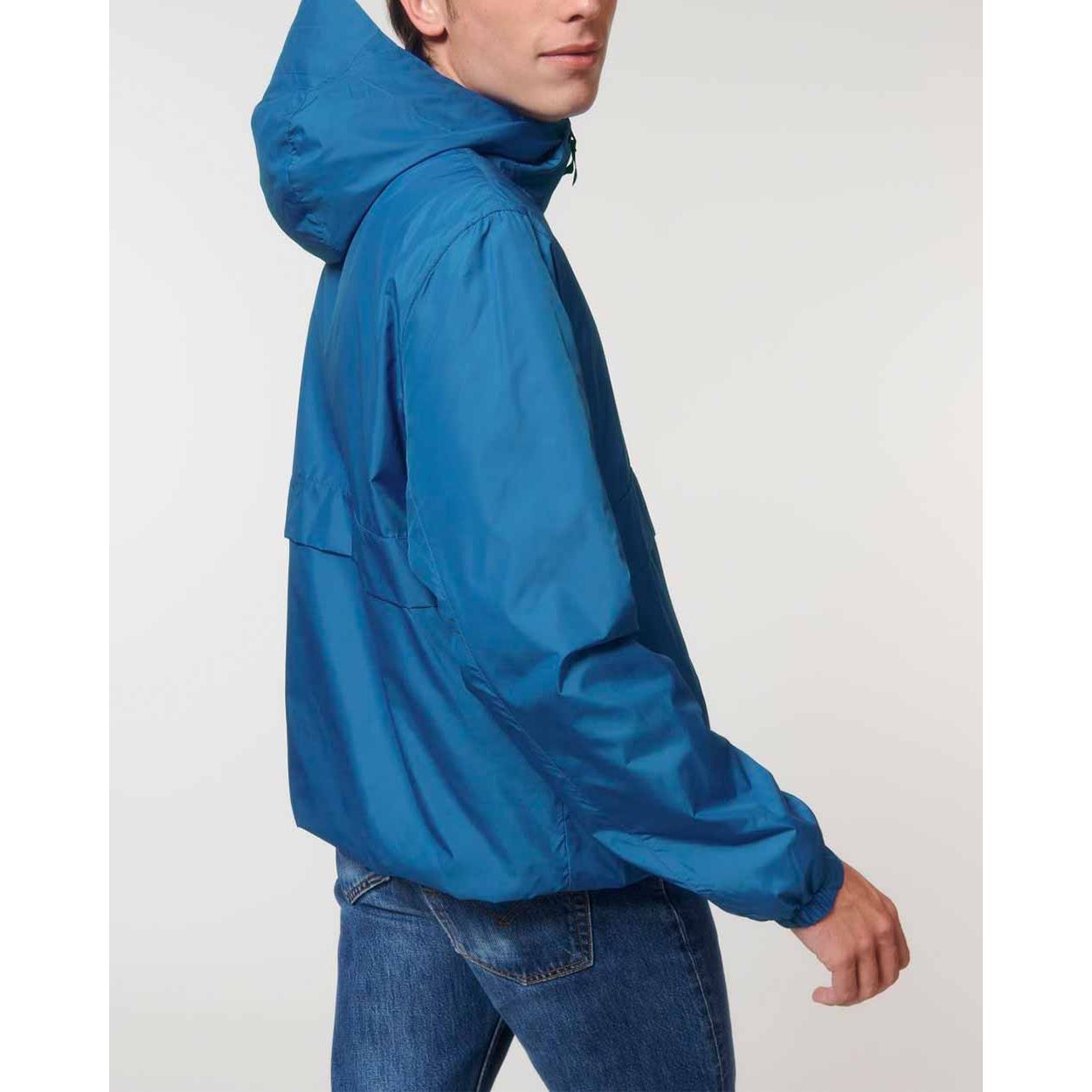 nachhaltige-ueberzieh-regenjacke-recycelt-royal-blue_03