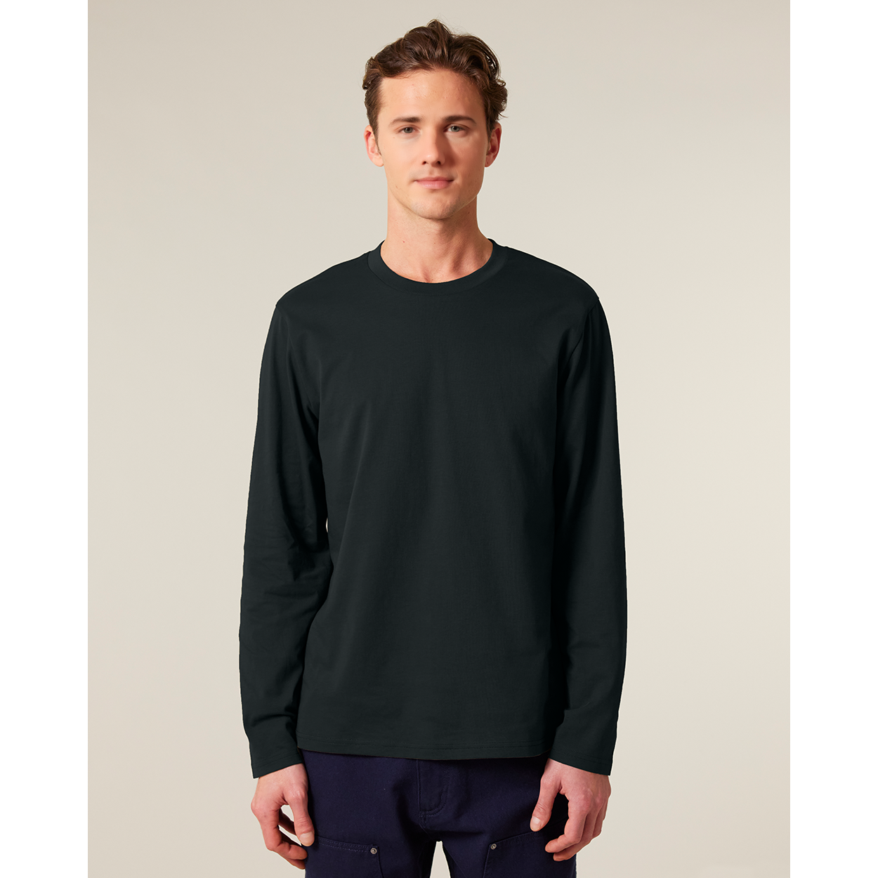 Unisex-Basic-Longsleeve-YTWOO-100-Bio-Baumwolle-Eco-Fair-Produziert-Nachhaltig-SCHWARZ-STUDIO-FRONT