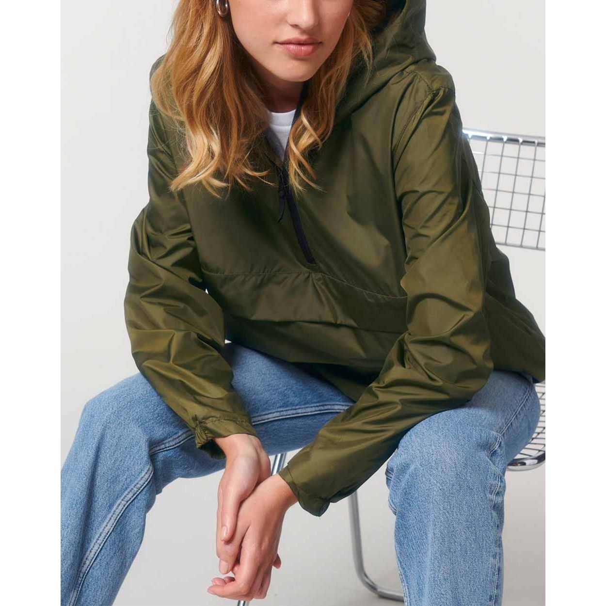 nachhaltige-ueberzieh-regenjacke-recycelt-british_khaki_04