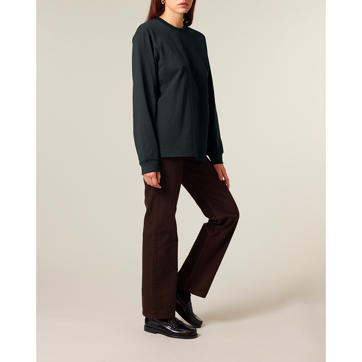 Schweres-YTWOO-Unisex-Langarmshirt-Eco-Fair-Organic-100-Bio-bauwolle-Nachhaltig-SCHWARZ-STUDIO-FRONT2