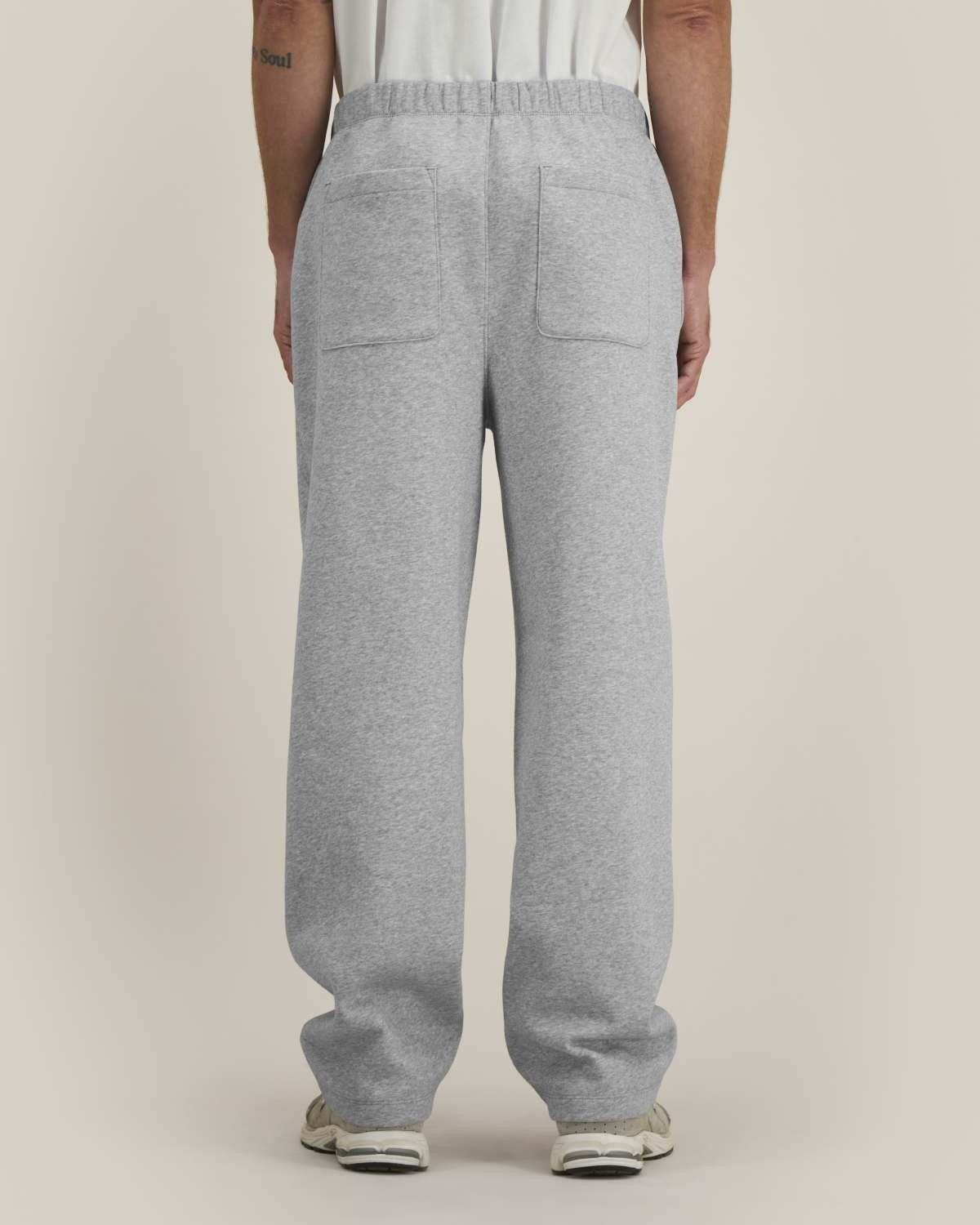 Unisex Jogginghose Heather Grey – Rückansicht mit aufgesetzten Gesäßtaschen