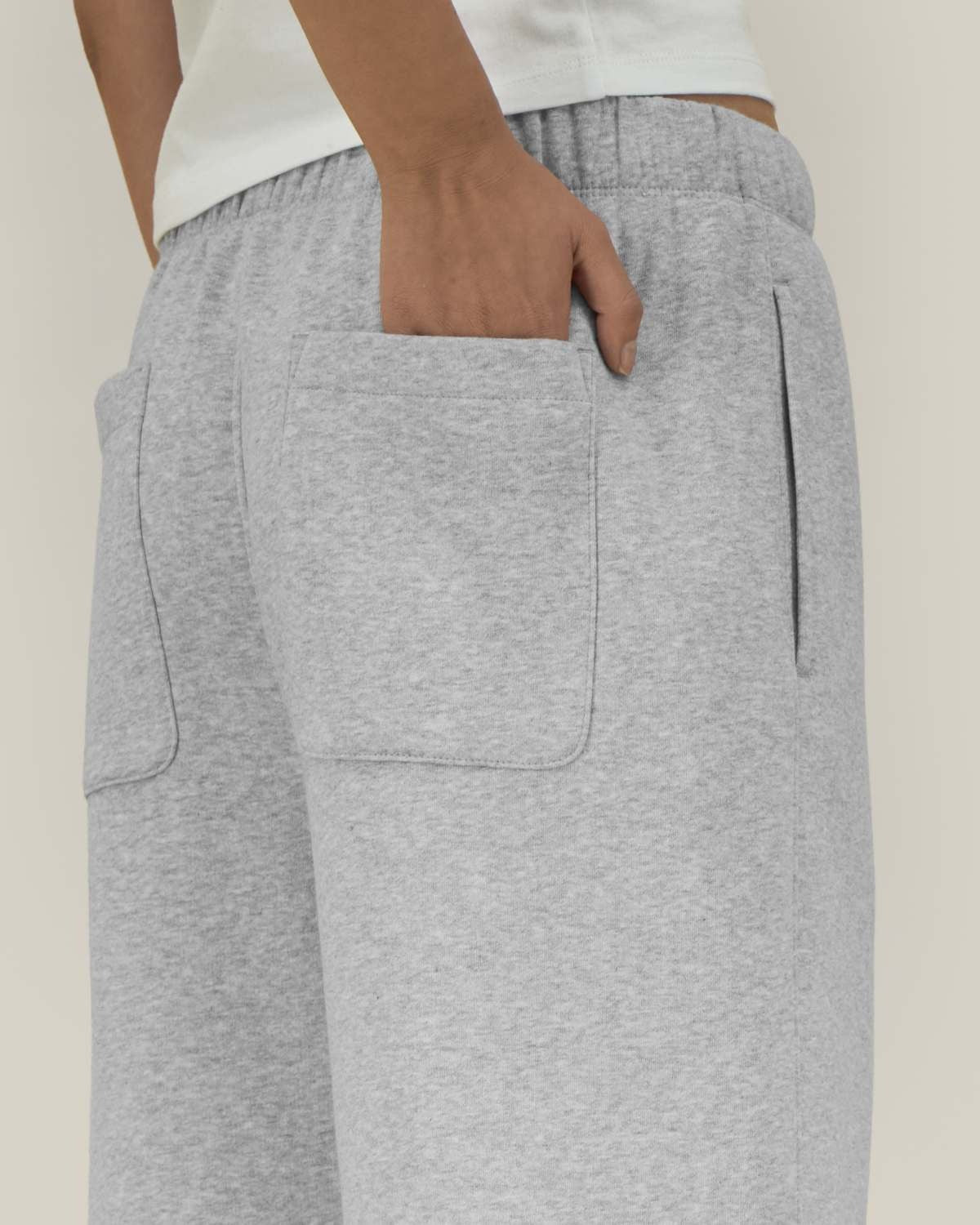 Detail: seitliche Eingrifftasche der Jogginghose in Heather Grey