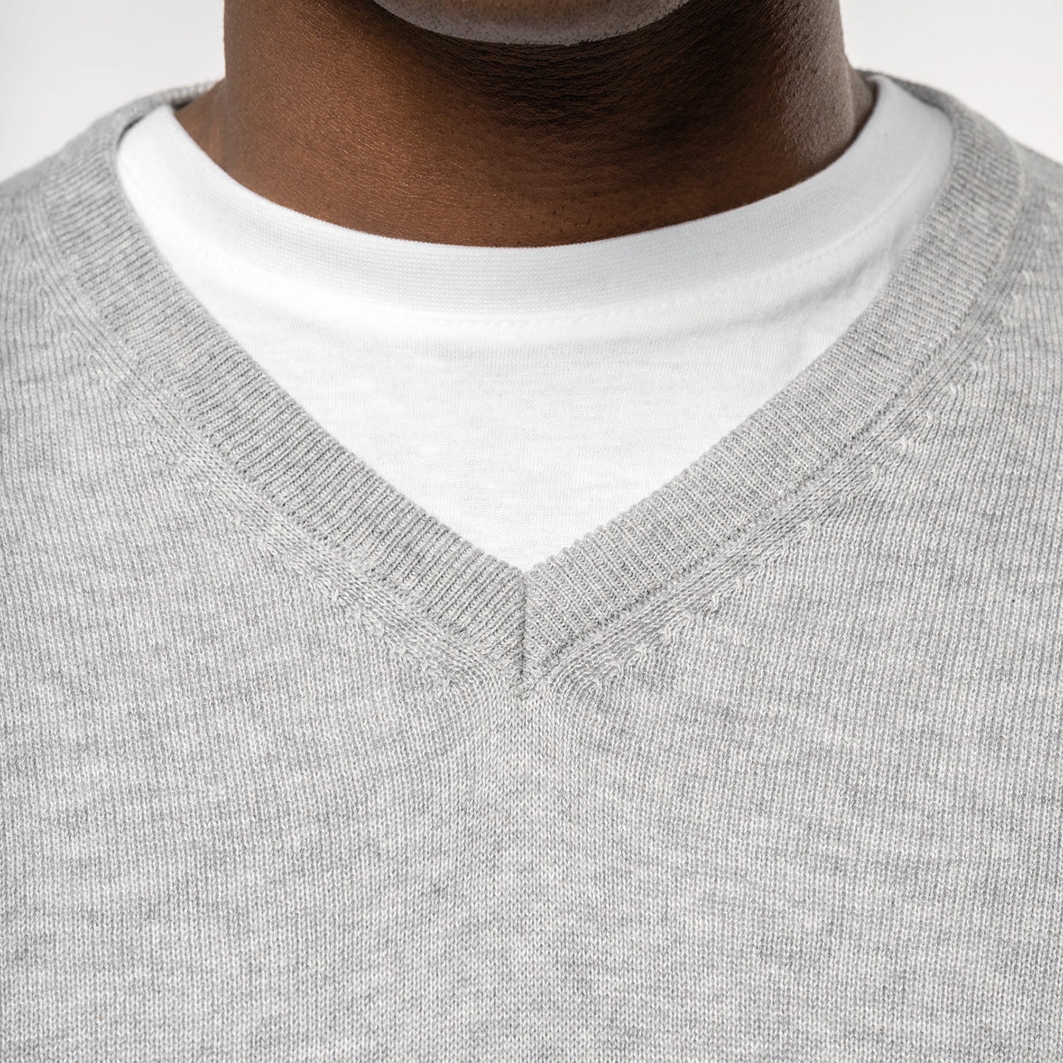 Herrenpullover mit V-Ausschnitt