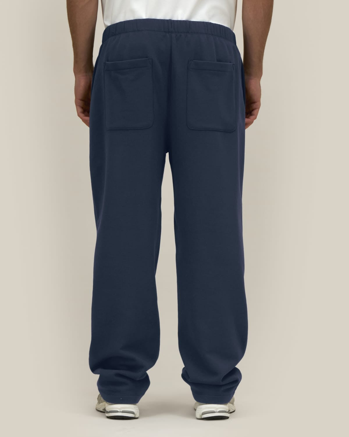 Unisex Jogginghose Navy – Rückansicht mit aufgesetzten Gesäßtaschen
