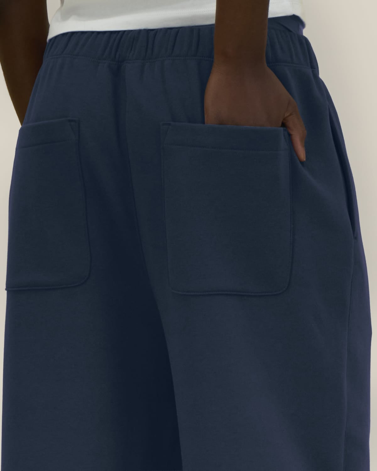 Detail: aufgesetzte Gesäßtaschen der Jogginghose in Navy