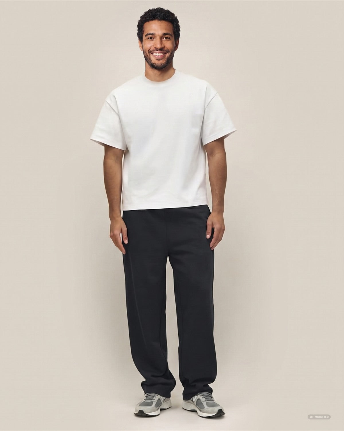 Straight Leg Unisex Jogginghose aus Bio-Baumwolle in Schwarz – Vorderansicht am Model