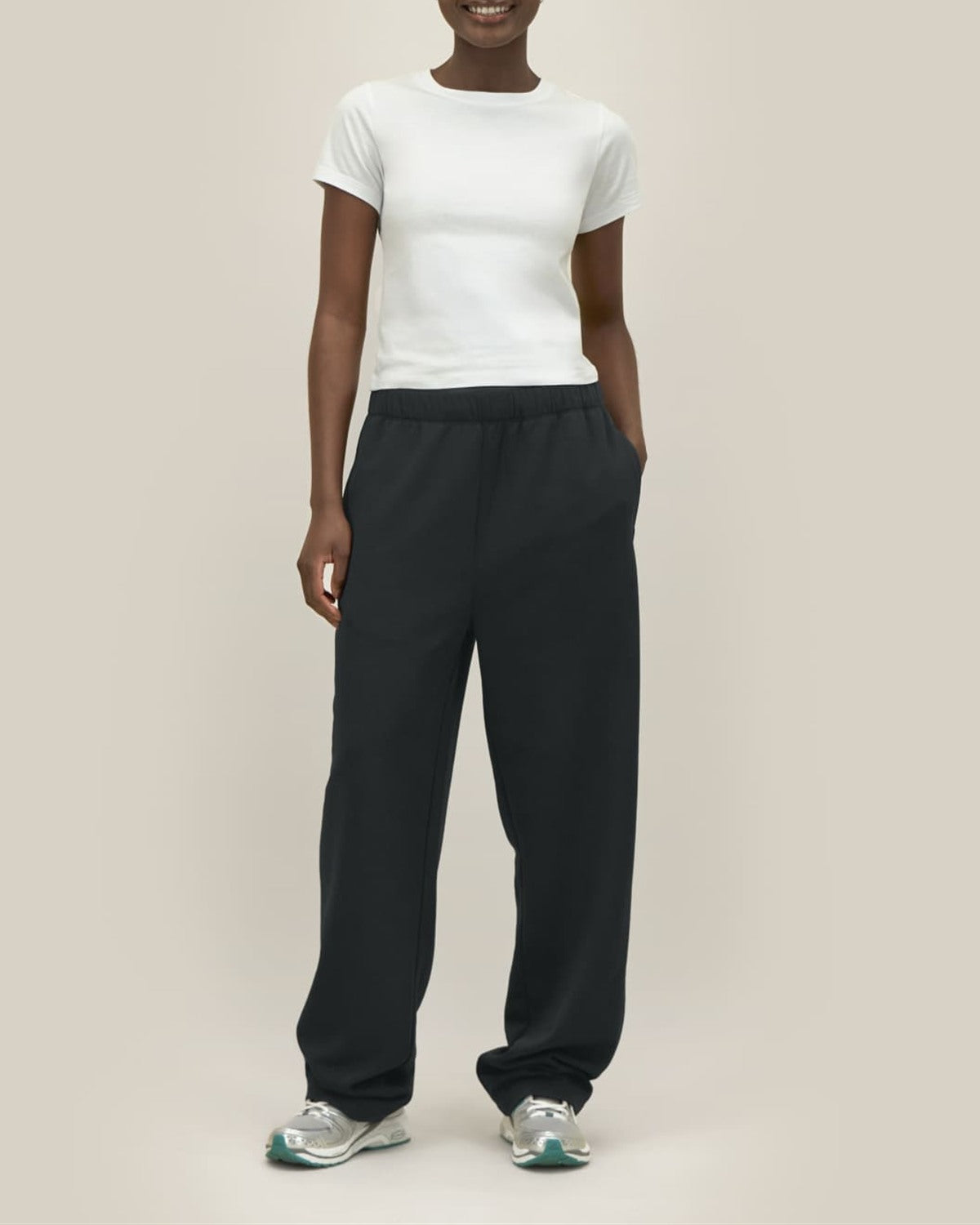 Unisex Jogginghose Schwarz – Vorderansicht, Relaxed Fit