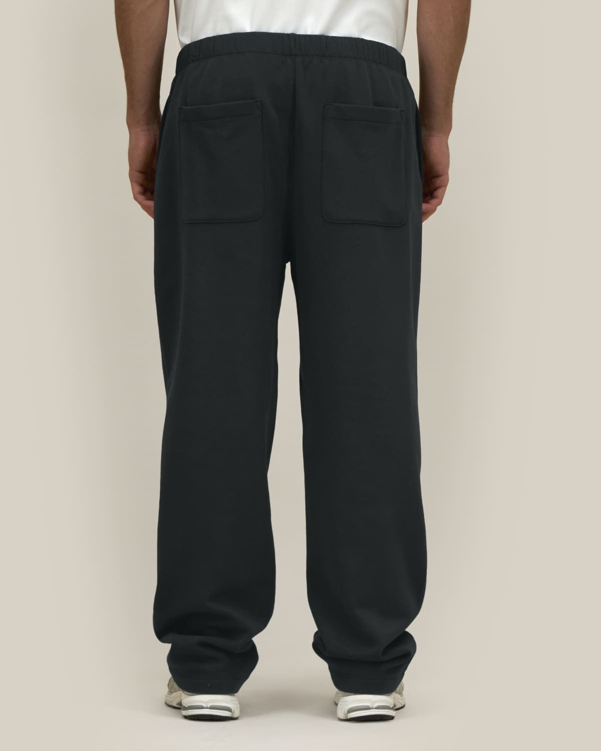 Unisex Jogginghose Schwarz – Rückansicht mit aufgesetzten Gesäßtaschen