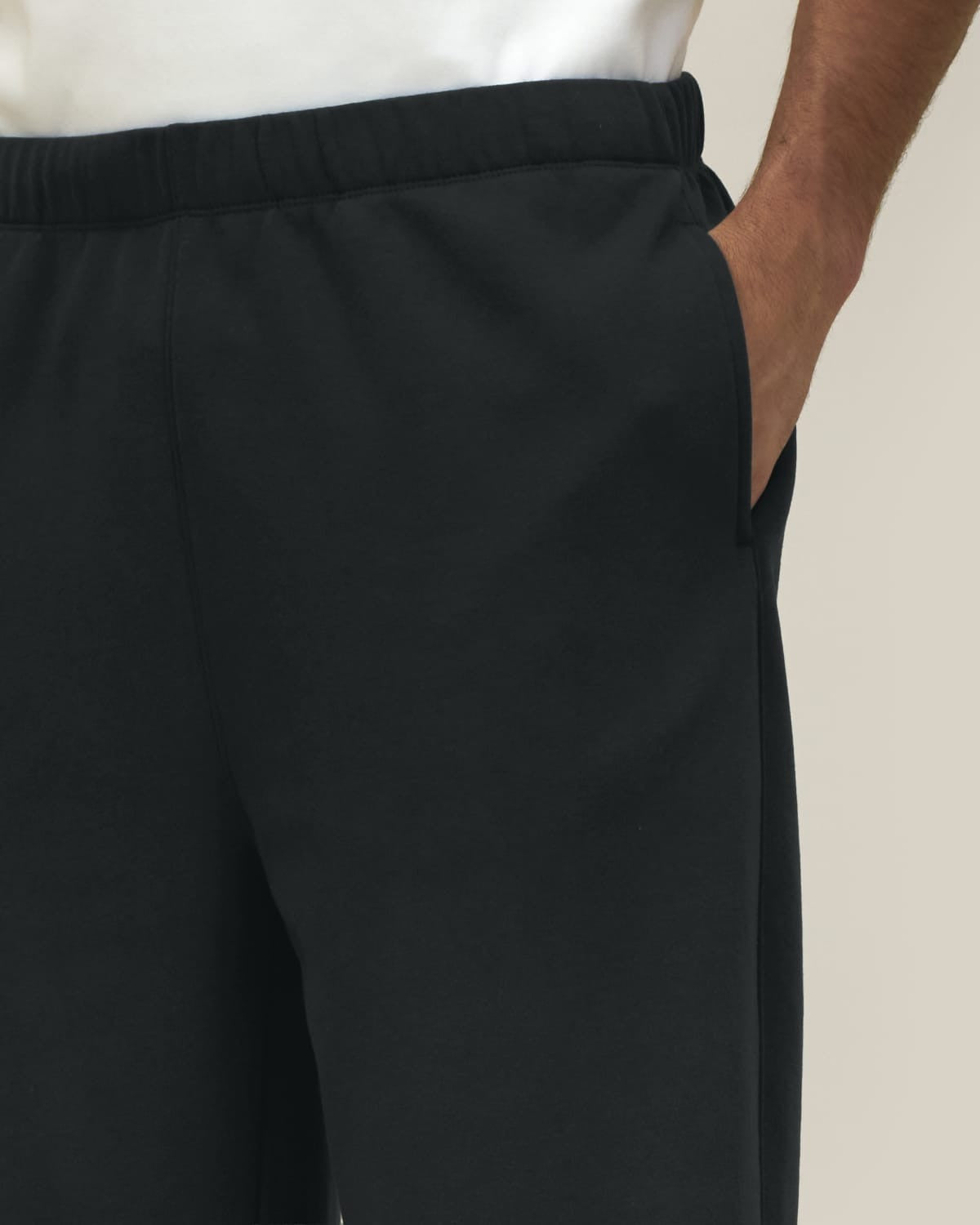 Detail: seitliche Eingrifftasche der Jogginghose in Schwarz