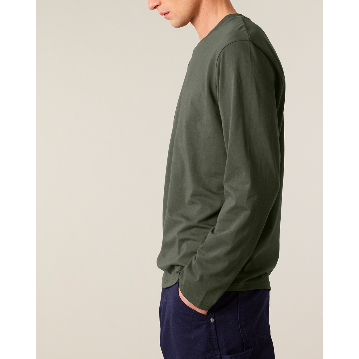 Unisex-Basic-Longsleeve-YTWOO-100-Bio-Baumwolle-Eco-Fair-Produziert-Nachhaltig-Khaki-STUDIO-FRONT2