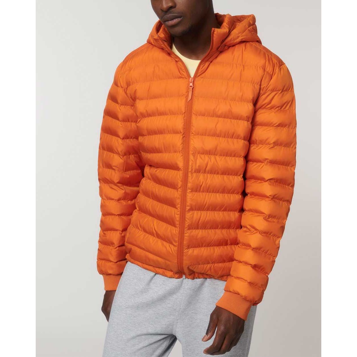 nachhaltige-herren-steppjacke-recycelt_flame_orange_01