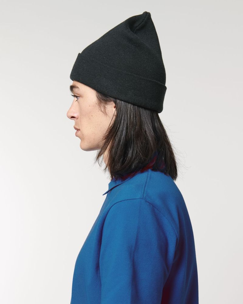 beanie-bio-baumwolle-recyeltes-pet_Rib-Beanie_Black_Studio_Front_Detail_0