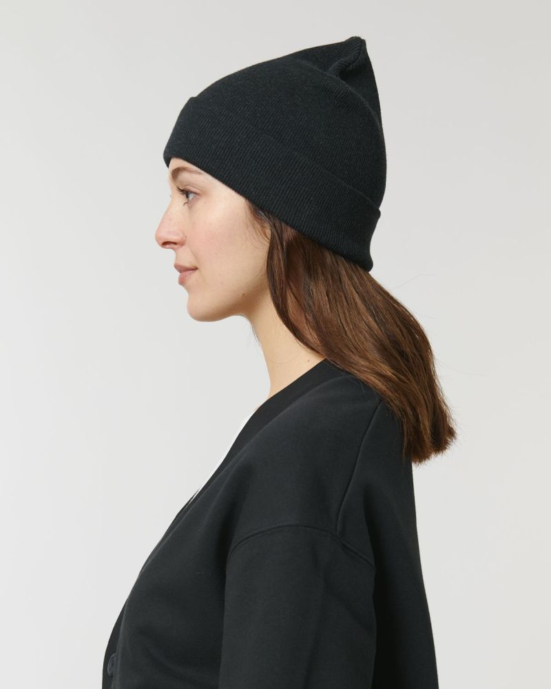 beanie-bio-baumwolle-recyeltes-pet_Rib-Beanie_Black_Studio_Front_Detail_5