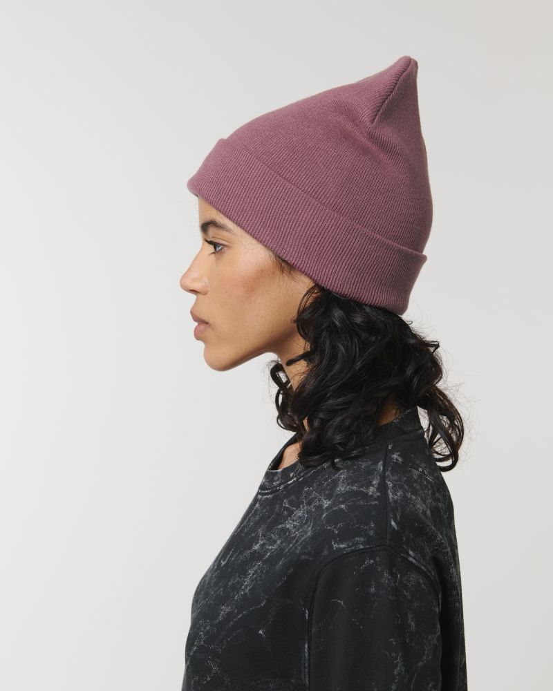 beanie-bio-baumwolle-recyeltes-pet_Rib-Beanie_Hibiscus-Rose_Studio_Front_Detail_5