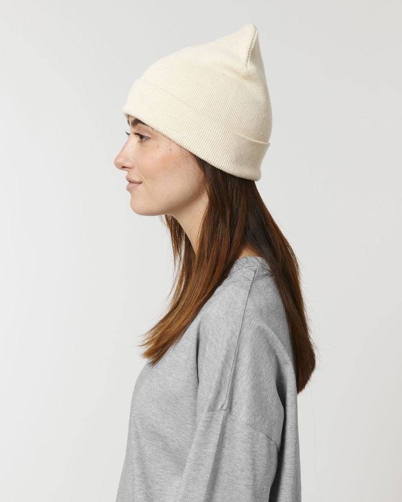 beanie-bio-baumwolle-recyeltes-pet_Rib-Beanie_Natural_Studio_Front_Detail_5