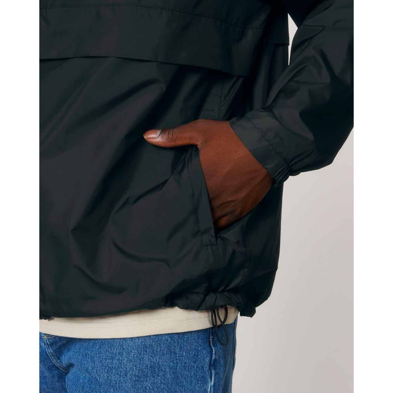 nachhaltige-ueberzieh-regenjacke-recycelt-black_08