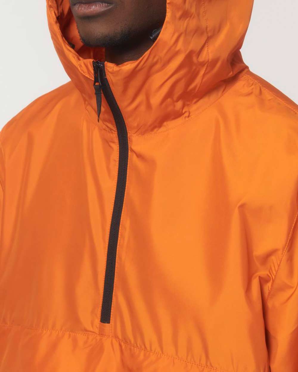 nachhaltige-ueberzieh-regenjacke-recycelt-flame_orange_07