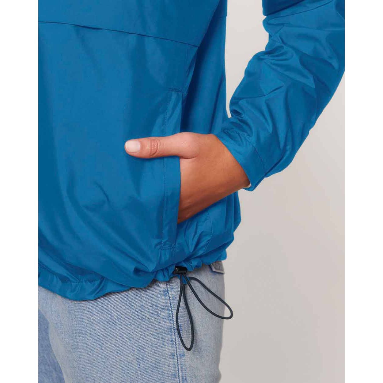 nachhaltige-ueberzieh-regenjacke-recycelt-royal-blue_08