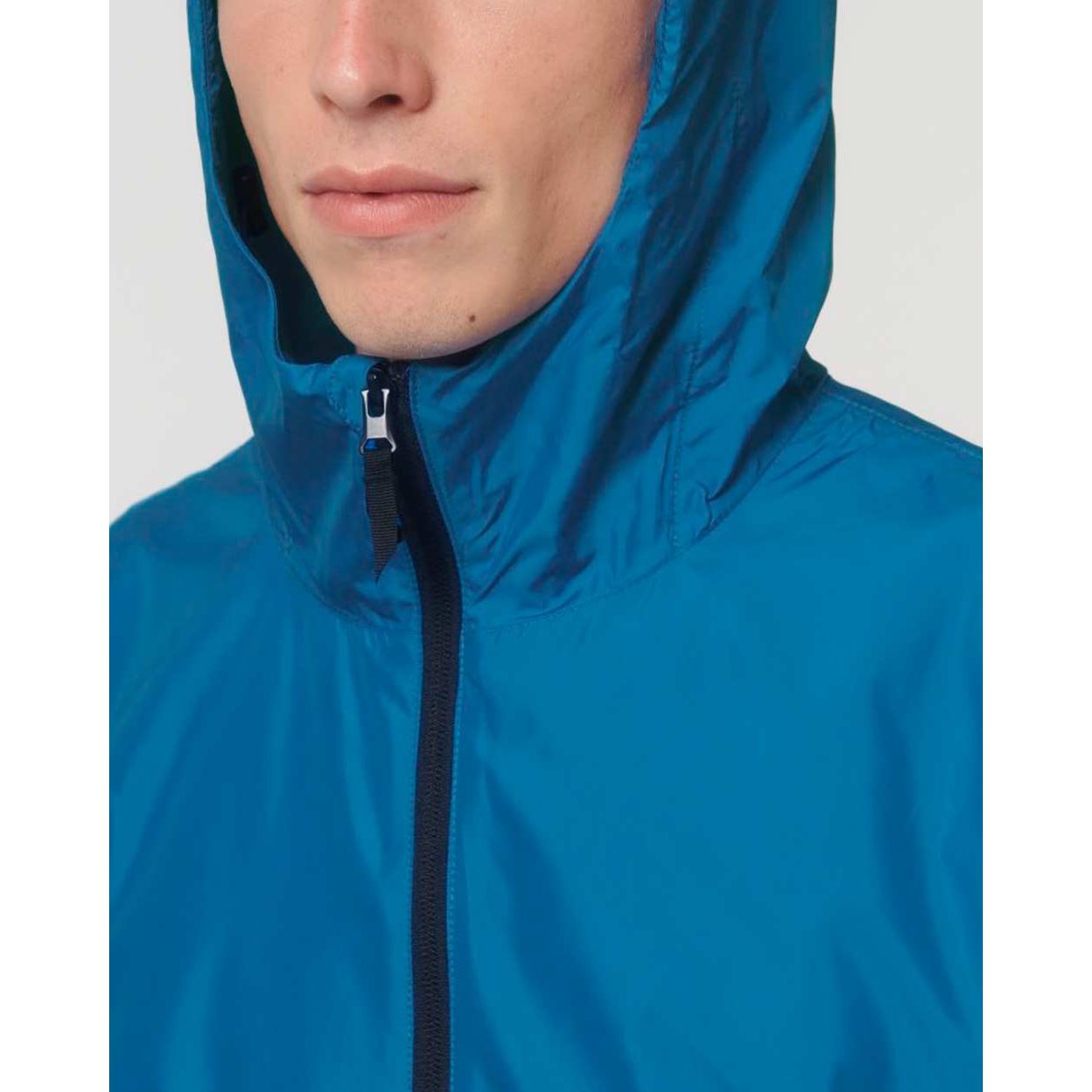 nachhaltige-ueberzieh-regenjacke-recycelt-royal-blue_05