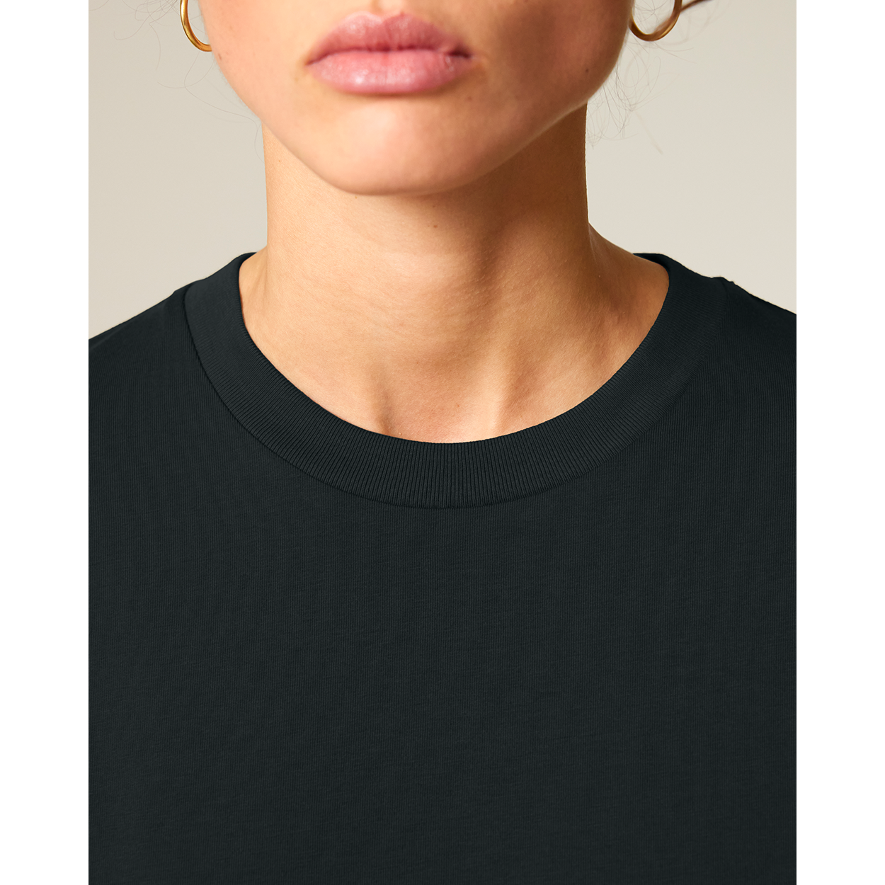 Unisex-Basic-Longsleeve-YTWOO-100-Bio-Baumwolle-Eco-Fair-Produziert-Nachhaltig-SCHWARZ-STUDIO-FRONT3