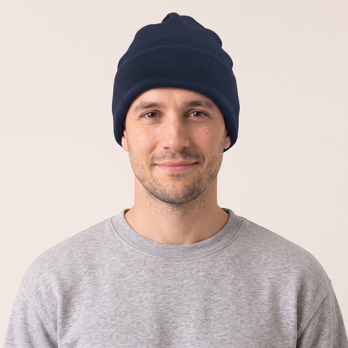 Unisex Beanie aus Bio-Baumwolle in Navy – Vorderansicht am Mann (AI-modifiziert)