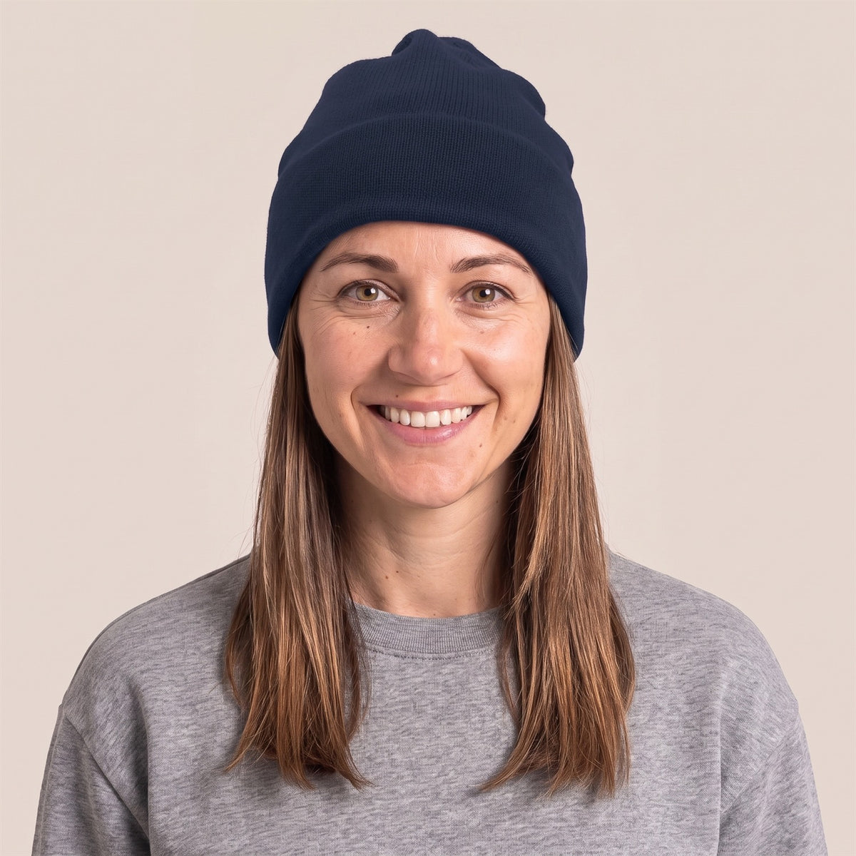 Unisex Beanie aus Bio-Baumwolle in Navy – Vorderansicht an der Frau (AI-modifiziert)