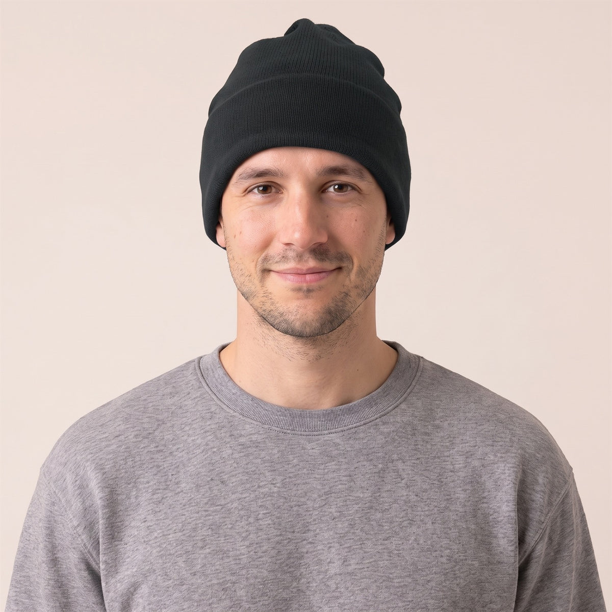 Unisex Beanie aus Bio-Baumwolle in Schwarz – Vorderansicht am Mann (AI-modifiziert)