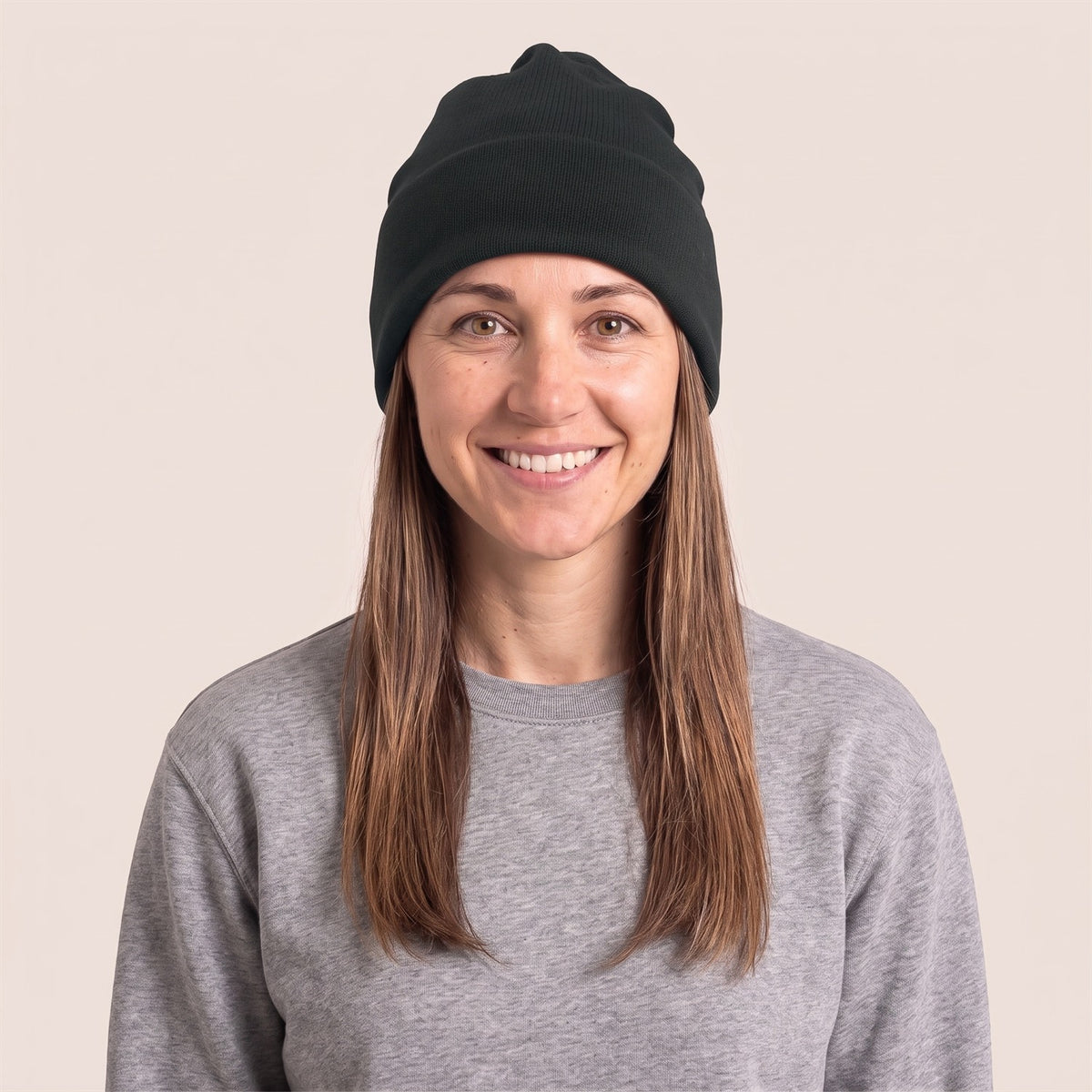 Unisex Beanie aus Bio-Baumwolle in Schwarz – Vorderansicht an der Frau (AI-modifiziert)