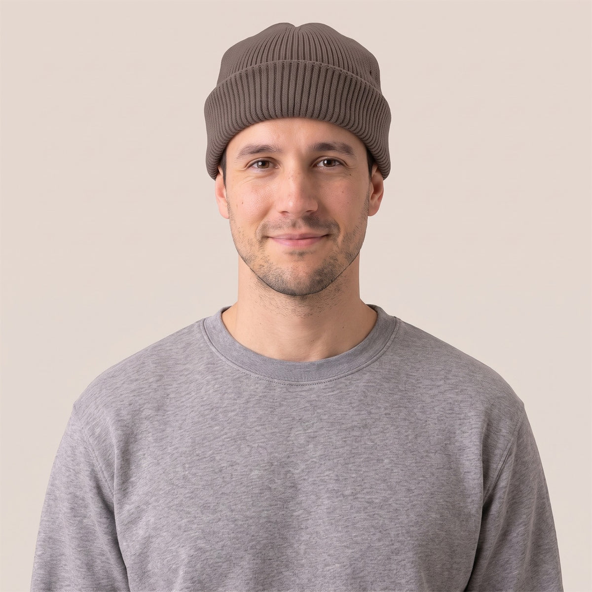 Unisex Docker Beanie im Rippstrick in Mocha – Vorderansicht am Mann (AI-modifiziert)