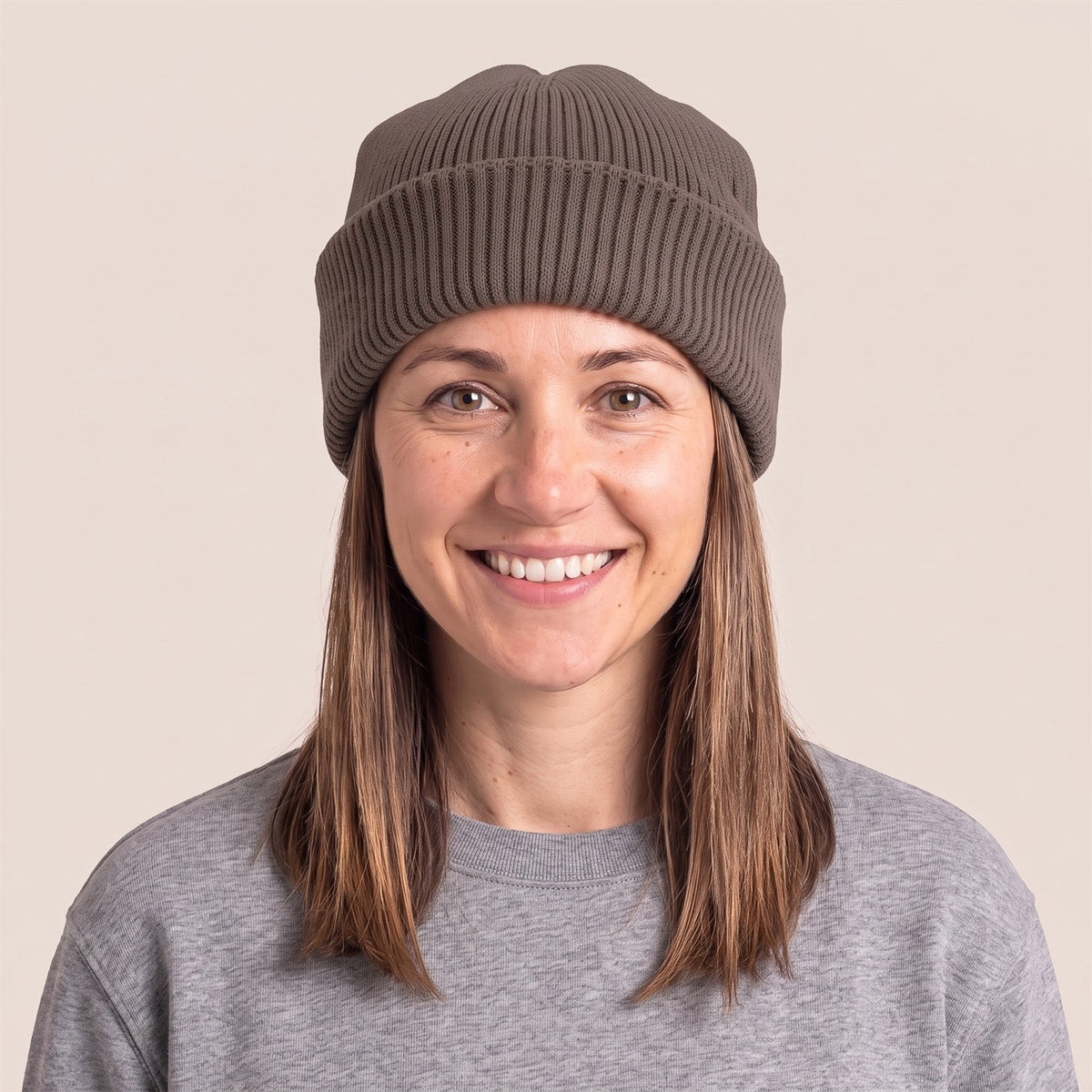Unisex Docker Beanie im Rippstrick in Mocha – Vorderansicht an der Frau (AI-modifiziert)