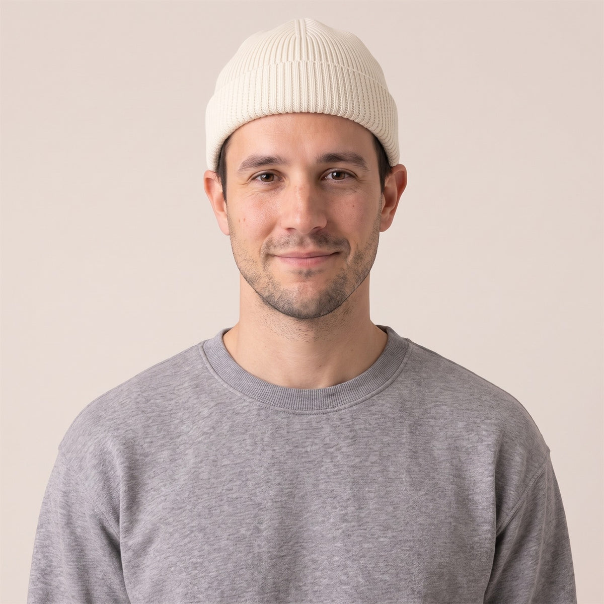 Unisex Docker Beanie im Rippstrick in Natural – Vorderansicht am Mann (AI-modifiziert)