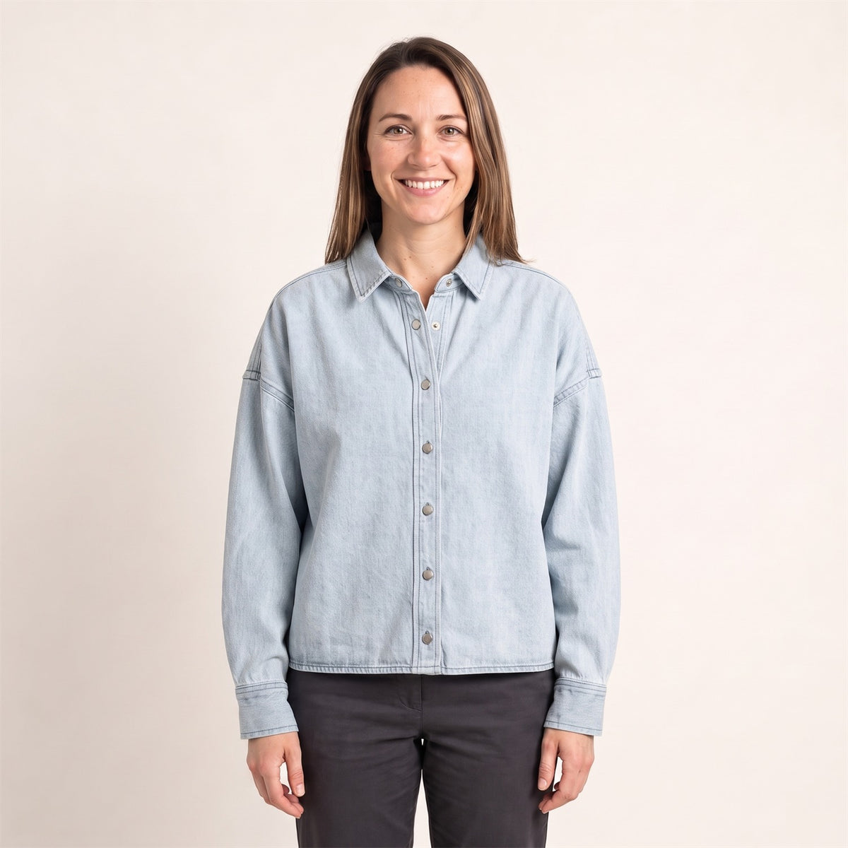 Heavy Denim Damen Overshirt in Light Wash – Vorderansicht am Model (AI-modifiziert)