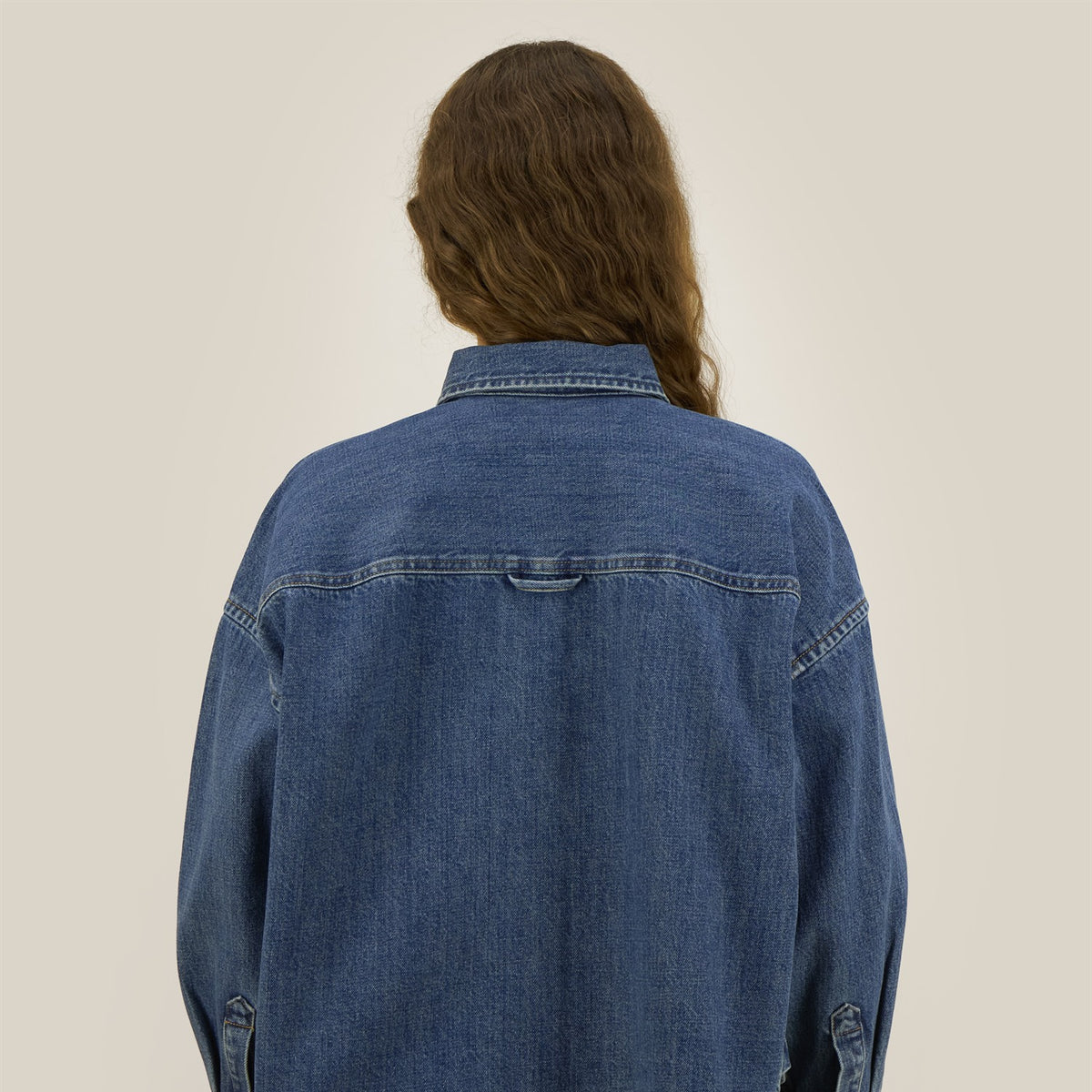 Damen Denim Overshirt Mid Wash – Rückansicht mit Rückenpasse