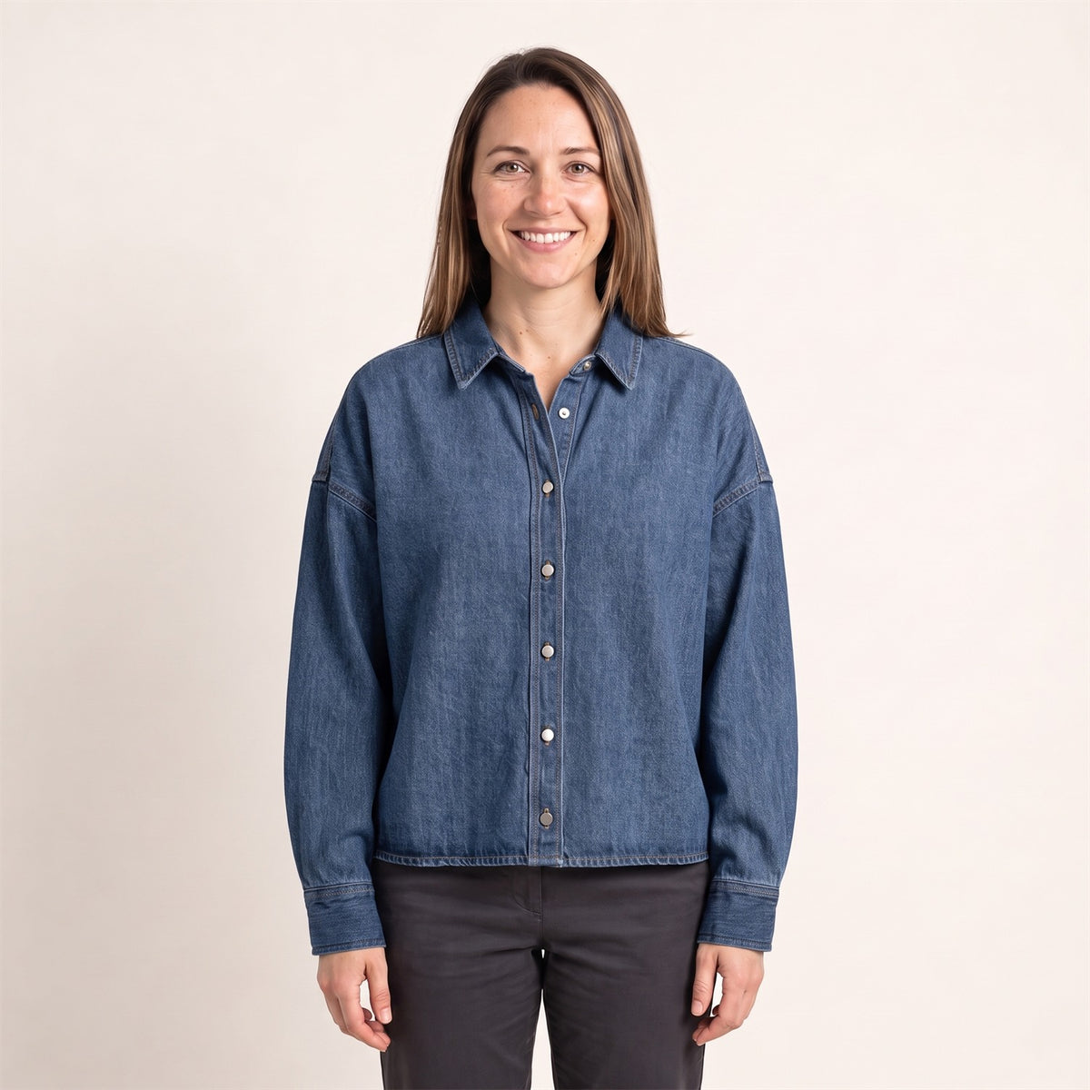 Heavy Denim Damen Overshirt in Mid Wash – Vorderansicht am Model (AI-modifiziert)