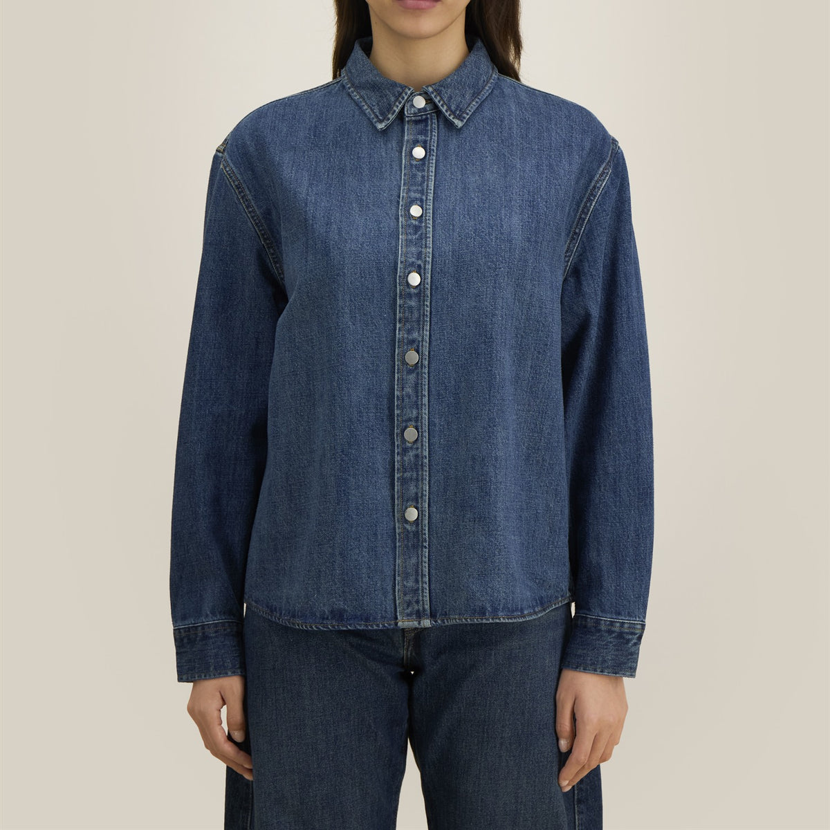 Denim Overshirt Mid Wash – Passform vorne, Damen