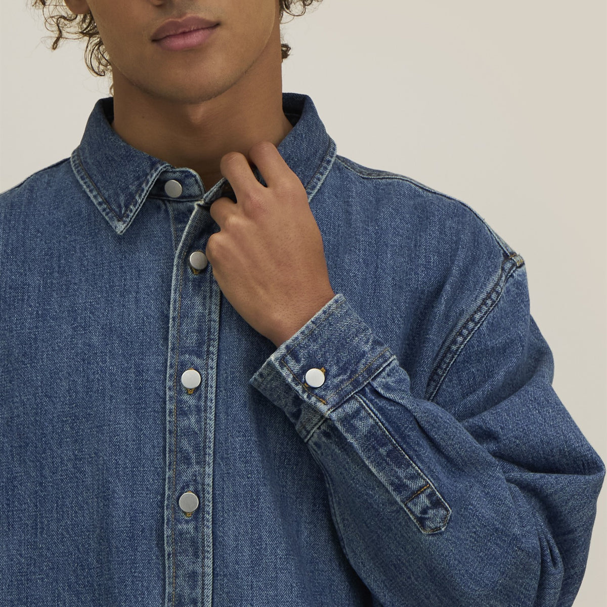 Detail: Knopfleiste und Manschette, Denim Overshirt Mid Wash