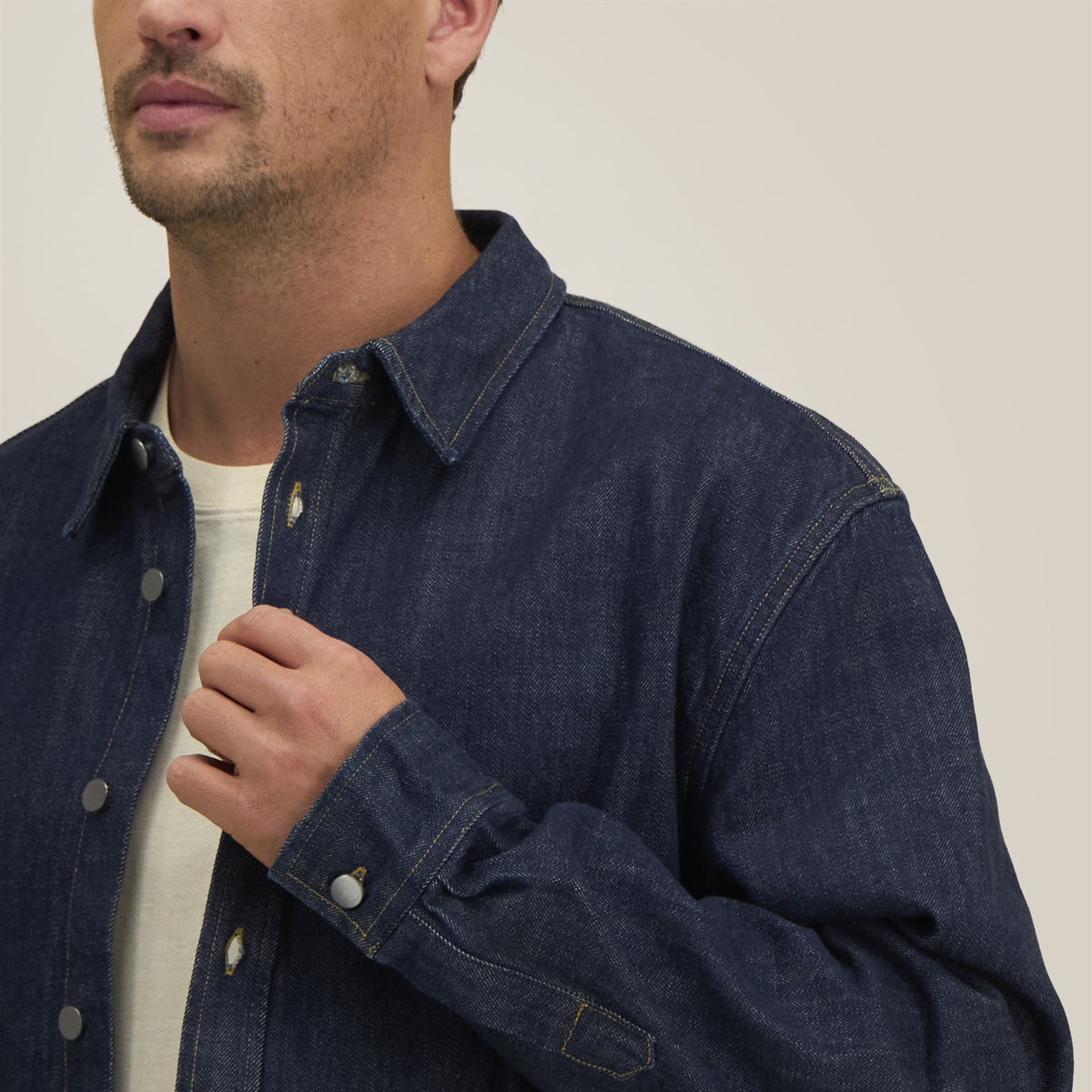 Detail: Kragen und Schulternaht des Denim Overshirts in Rinse Wash