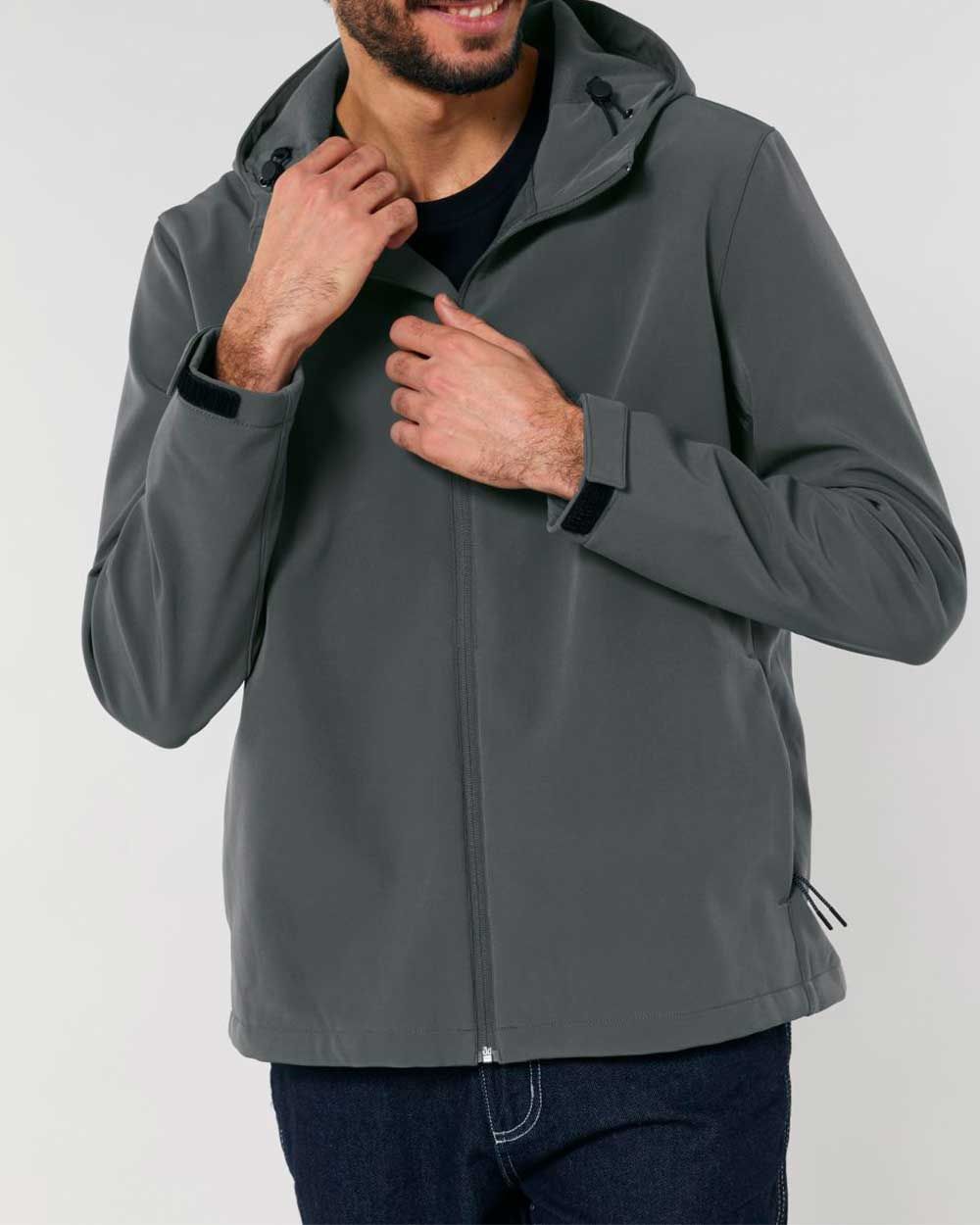 herren-softshell-kapuzenjacke-recycelt-anthrazit_01