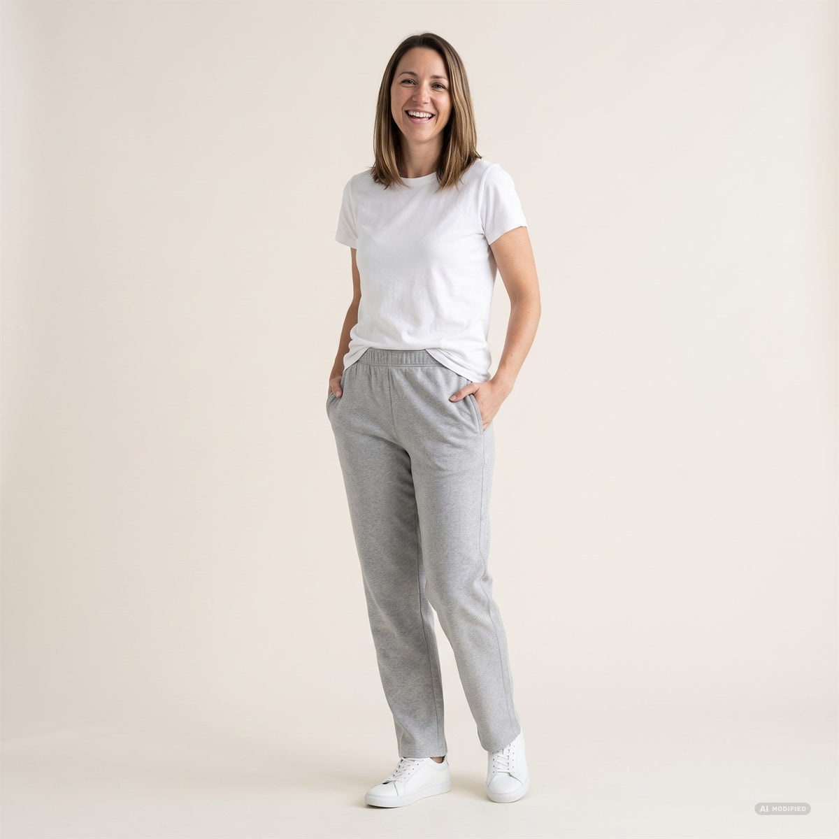 Straight Leg Unisex Jogginghose in Heather Grey am Model, locker getragen