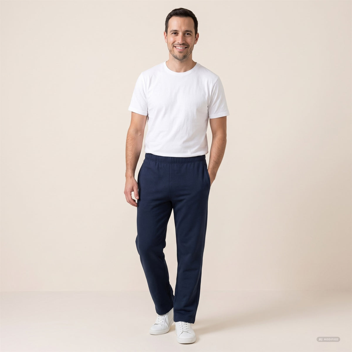 Straight Leg Unisex Jogginghose in Navy am Model, Vorderansicht