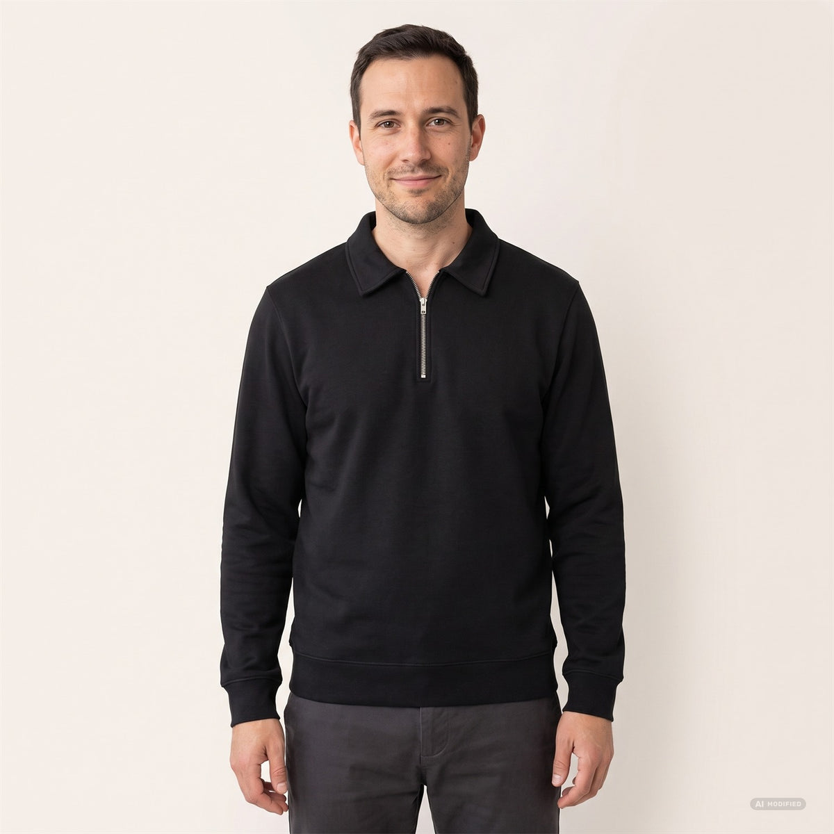 Half-Zip Sweatshirt in Schwarz, am Model getragen
