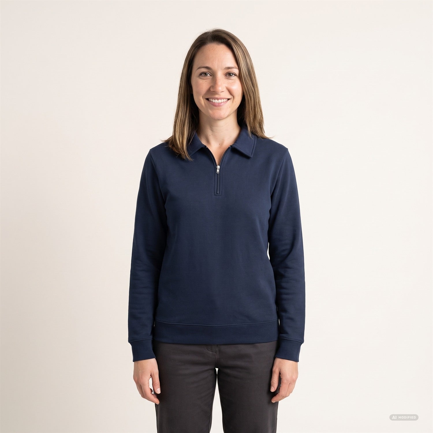 Half-Zip Sweatshirt in Navy, am Model getragen, Damenpassform