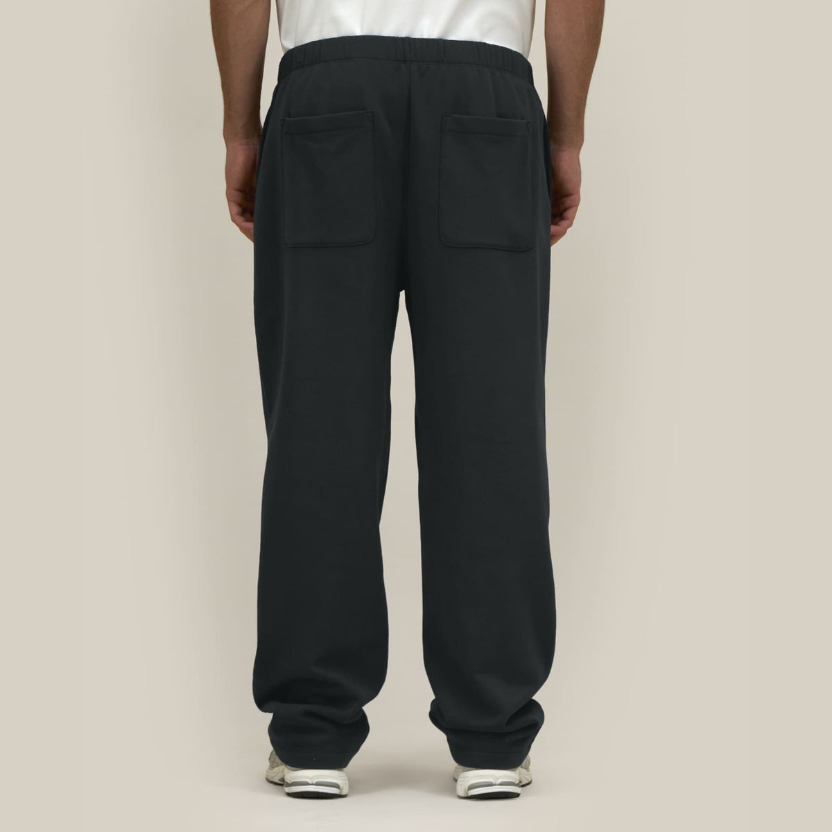 Unisex Jogginghose Schwarz – Rückansicht mit aufgesetzten Gesäßtaschen